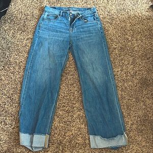 American Eagle jeans. Size 4. Mom jean fit. Very good condition. Never worn.